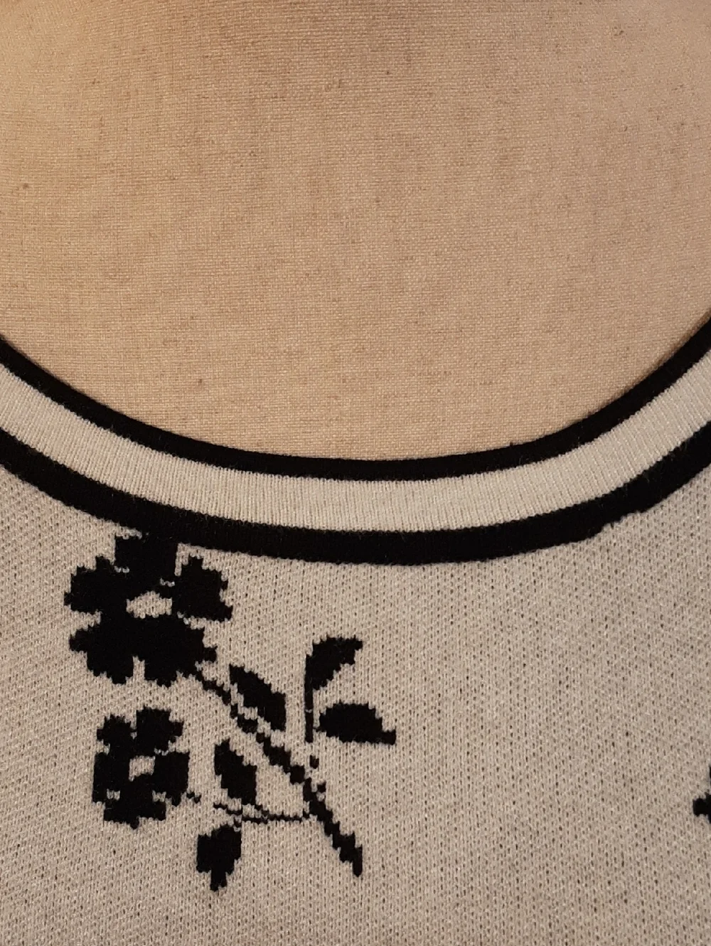 🥀🍋NWT BiBi White and Black Flutter-Sleeved Floral Knit Top (XL)🥀 - Picture 2 of 7